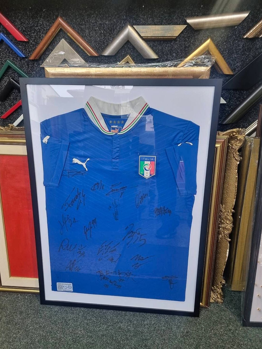 Potpisani dres reprezentacije Italije u ramu
