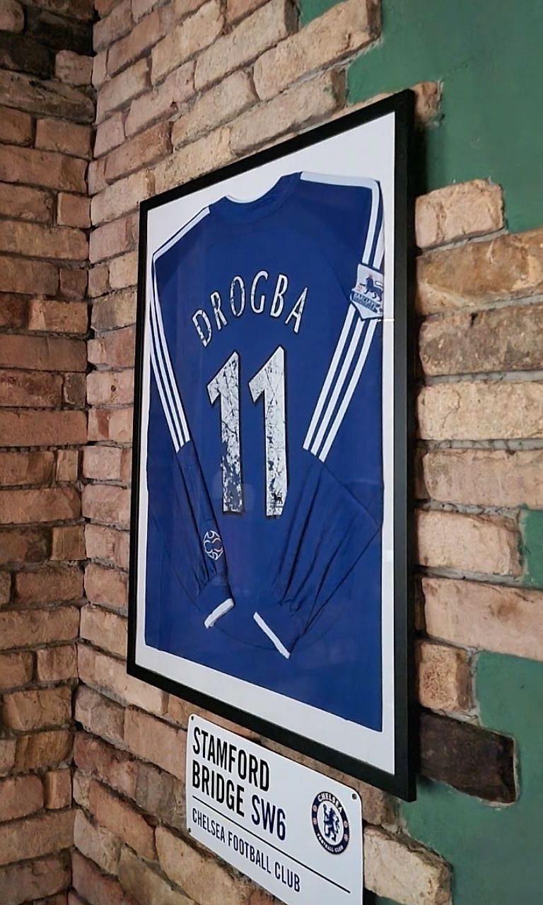 Dres Drogba 11 u pubu